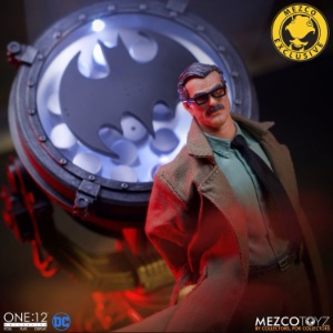DC Mezco Toyz Commissioner Jim Gordon and Bat Signal (DC Comics)